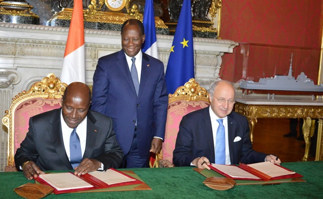 Signature du 2ème C2D entre la France et la Cote d´Ivoire,par le Premier Ministre ivoirien ,Daniel Kablan Duncan et le Ministre Français des Affaires Etrangères et du Développement International, Laurent Fabius , et en présence de SEM le Président ivoirien Alassane Ouattara, le 03 décembre 2014,au Quai d´Orsay.